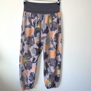 Lululemon Om Pant Mini Art Pop White Multi / Slate SIZE 4